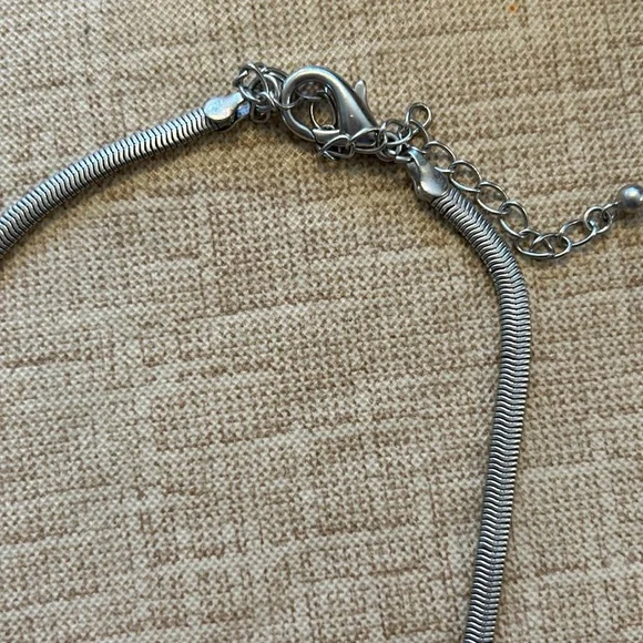 Silvertone pendant necklace - Picture 3 of 6